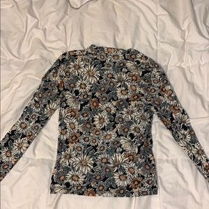 right flowered turtle neck !